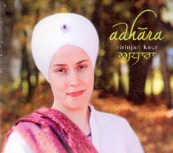 KAUR NIRINJAN :  ADHARA  (SPIRIT VOYAGE)

Adhara, prima pubblicazione della vocalista Nirijan Kaur per casa Spirit Voyage,  uno straordinario album che propone potenti e toccanti canti della tradizione Kundalini, kirtan Gurbani e canti devozionali, tutti avvolti dalle delicate melodie di violoncello, chitarra acustica, flauto bansuri, sarangi, sitar, tabla ed altri strumenti ancora. Protagonista assoluta dei brani  indubbiamente la voce eterea della giovane vocalista che, non a caso, viene spesso paragonata per bravura ed intensit espressiva, alle pi note ed esperte Snatam Kaur e Deva Premal. Con un cast stellare che comprende GuruGanesha Singh, Manish Vyas, Hans Christian, John Wubbenhorst e Victor DeLorenzo, Adhara non  solo un viaggio nel mondo del canto sacro, ma un vero percorso di crescita interiore.