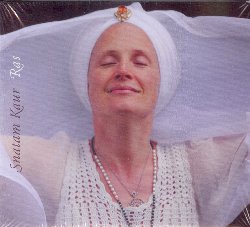 KAUR SNATAM :  RAS  (SPIRIT VOYAGE)

Fra le pi seguite interpreti del panorama musicale dedicato al benessere, Snatam Kaur torna con il suo nuovo, splendido album intitolato Ras, termine sacro che tradotto significa l'essenza ultima del nome di Dio. Il canto di Snatam Kaur  aperto e capace di comunicare una costante ricerca del divino, in tutte le sue forme. Accompagnata da Manose al flauto, Beji Wertheimer all'esraj, Thomas Barquee alle tastiere e Sat Nam Singh Ramgotra alla tabla, la voce della cantante  un nettare dolce che si offre spontaneamente all'ascoltatore, senza imporsi, ma semplicemente schiudendo le porte di regni lontani dalla realt. Ras, con la sua ricca proposta di musiche devozionali, mantra kundalini e canti sacri  un'imperdibile colonna sonora per sessioni di yoga o per acconmpagnare la meditazione.