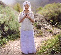 KAUR SNATAM :  EVENING PRAYER - KIRTAN SOHILA  (SPIRIT VOYAGE)

La preghiera della sera della tradizione Sikh si chiama 'kirtan Sohila' ed aiuta il fedele a creare un contatto con l'elemento terra, oltre ad agevolare l'eliminazione di qualsiasi negativit interna o esterna alla persona. In Evening Prayer - Kirtan Sohila, ultima splendida creazione dell'apprezzata vocalista Snatam Kaur, l'artista accompagna l'ascoltatore in un viaggio rasserenante alla scoperta del rilassamento pi profondo. Prodotto da Thomas Barquee, l'album  composto da due parti: la prima  la versione musicale del kirtan Sohila, mentre la seconda  la sua versione recitativa. La voce ammaliante e delicata di Snatam Kaur  accompagnata dalle note di chitarra, tastiere, tabla e dalle magiche sonorit dell'esraj di Benji Wertheimer. Come affermato dalla stessa interprete, il kirtan Sohila trasporta l'ascoltatore in un viaggio nella propria coscienza, o, per usare le parole di Yogi Bhajan 'ti porta ai piedi di Dio'. Evening Prayer - Kirtan Sohila  un album per rilassarsi, meditare, per intraprendere un intimo viaggio alla scoperta del proprio mondo interiore e riscoprire il legame che lega l'uomo all'universo che lo ospita.