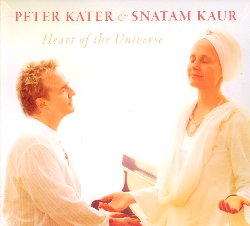 KATER PETER / KAUR SNATAM :  HEART OF THE UNIVERSE  (SPIRIT VOYAGE)

Heart of the Universe nasce dall'innovativa collaborazione musicale tra Peter Kater, sensibile pianista che vanta svariate nomination ai Grammy e noto per le sue collaborazioni con il flautista nativo Carlos Nakai, e Snatam Kaur, una delle pi apprezzate interpreti del panorama musicale dedicato al canto sacro di tradizione orientale. L'album di casa Spirit Voyage invita l'ascoltatore ad intraprendere un viaggio attraverso gli intimi sentieri creati da canti sacri ed antichi mantra Gurmukhi che vengono resi ancora pi suggestivi dai sublimi arrangiamenti per il pianoforte di Kater e dal prezioso ordito della orchestra sinfonica della radio macedone. Ascoltando Heart of the Universe, con l'eterea voce di Snatam Kaur,  bello seguire un percorso interiore nel quale  possibile trovare la vera essenza dell'animo umano nel cuore dell'universo. Heart of the Universe  un'esperienza veramente imperdibile per coloro che amano le intense interpretazioni di Snatam Kaur e la raffinata musica di Peter Kater.