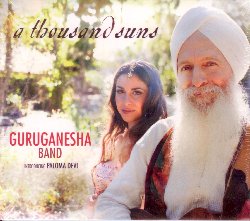 SINGH GURUGANESHA :  A THOUSAND SUNS  (SPIRIT VOYAGE)

A Thousand Suns, l'album di debutto della band di GuruGanesha Singh, con la presenza della giovane e talentuosa promessa del canto devozionale Paloma Devi, spinge il genere musicale devozionale verso nuovi orizzonti, facendo uscire il mantra dagli stretti confini di uno studio di yoga e rendendolo godibile anche per un pubblico non specialistico. Dopo aver pubblicato con Snatam Kaur gli album Pure Ganesh e Joy is Now, GuruGanesha si  immerso nell'universo del canto devozionale e, in A Thousand Suns, ha scelto di arricchire questo genere con suggestioni appartenenti ad altri stili come pop, gospel, folk ed in certi casi anche rock. Con le note di chitarra acustica, violoncello, sarangi, sitar ed altri strumenti ancora, oltre a parti vocali basati sulla struttura domanda-risposta tipica del kirtan, A Thousand Suns  una magnifica celebrazione del canto sacro messa in scena da una band di eccellenti musicisti capitanati dal chitarrista, vocalista e yogini GuruGanesha Singh.