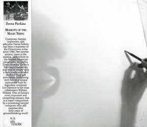 PARKINS ZEENA :  MODESTY OF THE MAGIC THING  (TZADIK)

Spectrum Series (file under jazz/rock) - Zeena Parkins, acoustic harp, wooden bows, microphone tracer; William Winant, Lou Harrison just tuned tenor bells, Leon Schneiderman microtonal bells, 3 Japanese temple bells, D4 almglocken, small tam-tam, suspended cymbal, large tam-tam. Compositrice, arpista, improvvisatrice e didatta, Zeena Parkins  stata un pilastro della scena Downtown dal 1984, esibendosi con Fred Frith, John Zorn, Bjork, Ikue Mori, Yoko Ono, Pauline Oliveros e innumerevoli altri. Il suo ultimo progetto, in lavorazione da anni, rende omaggio all'intrepido artista visivo americano Jay DeFeo. Zeena cattura l'audace sperimentalismo e l'amore per la bellezza di DeFeo in un'ampia e lussureggiante opera per arpa e percussioni. A suonare con lei, su uno strumento unico costruito dal leggendario compositore Lou Harrison, c' il suo stretto collaboratore William Winant. Una delle uscite pi importanti e avvincenti di Zeena, questa  una grande composizione di un'arpista/compositrice pioniera che continua a sorprendere dopo quarant'anni di lavoro innovativo!