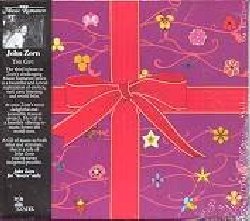 ZORN JOHN :  THE GIFT  (TZADIK)

The Gift � l'album che i fan di Naked City aspettavano da anni, creato da un John Zorn assolutamente in vena ed affiancato da una schiera di eccellenti musicisti e vecchi collaboratori come Marc Ribot, Trevor Dunn (Mr. Bungle), Cyro Baptista, Jamie Saft, Joey Baron, Mike Patton, Ned Rothenberg, Dave Douglas, Greg Cohen: un'ammiccante esplorazione in dieci affreschi sonori che spaziano tra exotica, surf music, easy listening e world beat ampiamente rimescolati nel tipico stile zorniano. Su collana Archival Series.