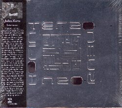 ZORN JOHN :  INTERZONE  (TZADIK)

Archival Series (file under avantgarde) - Marc Ribot, John Medeski, Trevor Dunn, Cyro Baptista, Kenny Wollesen, Ikue Mori, John Zorn. Interzone � l'attesissimo tributo di John Zorn a William Burroughs e Brion Gysin! Femina, Dictee e Liber Novus rappresentano il trionfale ritorno alle tecniche compositive sviluppate da Zorn negli anni '80, segnandone un nuovo rinascimento formale. Gi� acclamato come uno dei pi� interessanti nuovi lavori del prolifico musicista new-yorkese, Interzone potrebbe essere proprio il migliore della serie! Grande appassionato di William Borroughs e Brion Gysin sin dal suo primo incontro con i loro lavori alla fine degli anni '60, Zorn ha spesso fatto riferimento alle loro tecniche letterarie come influenze del suo stile compositivo caratterizzato da tagli e salti veloci. Cos�, con Interzone, Zorn rende tributo a questi due geniali artisti del XX secolo, saltando tra stili classici, in un continuo susseguirsi di diverse scene musicali. Per la strada ci si imbatte in bar polverosi, strade del Marocco, uffici per il controllo mentale, spettacoli di carnevale e fantasie da science-fiction: la musica cambia in continuazione sviluppandosi inevitabilmente, momento dopo momento, in uno dei migliori lavori di Zorn. Accompagnato dai musicisti ospiti fissi del panorama zorniano, alcuni dei quali gi� in passato impegnati ad interpretare queste veloci scenette musicali, altri completamente nuovi a questo tipo di progetto musicale, John Zorn � capace di consegnare ai posteri un nuovo capolavoro. Un incredibile ed essenziale nuovo mondo sonoro di proporzioni epiche.