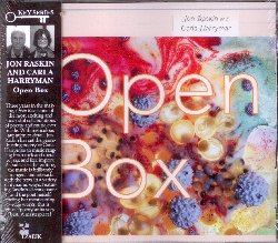 RASKIN JON / HARRYMAN CARLA :  OPEN BOX  (TZADIK)

Key Series (file under avantgarde/poetry) - Liz Allbee, Eli Crews, Carla Harryman, Aurora Josephson, Ava Mendoza, Jon Raskin, Gino Robair, John Shiurba, Roham Sheikhani. Open Box � lo splendido risultato di tre anni di lavoro ed � uno dei pi� riusciti incontri tra musica e poesia. Con una meticolosa attenzione al dettaglio, Jon Raskin ha musicato le poesie di Carla Harryman spaziando tra rock, metal, jazz e libera improvvisazione. Radicale come i testi, la musica � arrangiata in modo brillante, riuscendo ad interagire con i testi in vario modo, sempre per� del tutto dinamicamente. Ciascuna delle tracce � un mondo a s� stante e si muove verso inedite direzioni, mai viste in altri incontri tra poesia e musica. Realizzato da Jon Raskin con il suo quartetto di all stars della west coast insieme alla stessa poetessa Carla Harryman che recita alcuni dei suoi pi� significativi versi, Open Box � un vero capolavoro di poesia in musica.