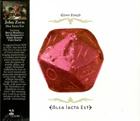 ZORN JOHN :  ALEA IACTA EST  (TZADIK)

Archival Series (file under jazz). Brian Marsella, Jorge Roeder, Ches Smith, Sae Hashimoto. Composto tra il 2020 e il 2024, �Alea Iacta Est� (Il dado � tratto) � uno dei capolavori pi� impegnativi di Zorn: un concerto per pianoforte complesso e variegato che spazia tra stati d'animo, stili e tempi diversi. Eseguito magistralmente da quattro tra i pi� fidati e appassionati interpreti della sua opera � il trio composto da Brian Marsella, Jorge Roeder e Ches Smith, con la partecipazione straordinaria di Sae Hashimoto al vibrafono in un brano � questo straordinario nuovo lavoro � un tassello essenziale del repertorio di Zorn. Stupefacente!