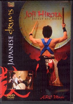 HIROTA JOJI & HITEN RYU DAIKO :  DVD / JAPANESE DRUMS  (ARC)

Joji Hirota  universalmente considerato la quintessenza della musica giapponese: vocalista, compositore nonch virtuoso interprete del tamburo rituale taiko e del flauto shakuhachi, questo genio nipponico  conosciuto in tutto il mondo per le sue straordinarie interpretazioni. Insieme alla formazione Hiten Ryu Daiko, Hirota propone lo splendido dvd Japanese Drums, un concentrato di potenza ed energia che fa conoscere al pubblico la bellezza dei tamburi rituali giapponese. L'imponente tuono di questi giganteschi tamburi crea ritmi intricati ed affascinanti riuscendo a sviluppare vere melodie utilizzando percussioni di diversa grandezza: uno spettacolo mozzafiato che ricorda una delle pi antiche tradizioni musicali dell'arcipelago giapponese. Ancora una volta casa Arc propone la possibilit di godere di uno spettacolo di rara bellezza capace di tenere il pubblico incollato allo schermo. Il dvd Japanese Drums  inoltre arricchito da un libretto con interessanti informazioni sui musicisti e sulle percussioni rituali nipponiche.