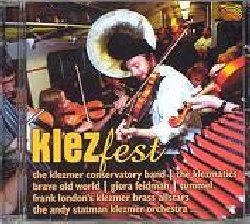 VARIOUS :  KLEZFEST  (ARC)

mid-price - Una vera festa klezmer che propone non solo alcuni dei numi tutelari della musica tradizionale degli ebrei yiddish dell'Europa dell'est come Giora Feidman ma anche le nuove leve new-yorkesi responsabili della contaminazione del sound tradizionale con la scena jazz downtown. Con Gregori Schechter nato a Vladivostok nel 1957 e diplomato al conservatorio di Alma-Ata e che, dopo un grandissimo successo nell'ex Unione Sovietica e tre anni di concerti sold-out in Israele si  trasferito a Londra nel 1991 dove ha dato vita alla Klezmer Festival Band diventando il pi importante klezmer act britannico; The Klezmatics con il loro sound speciale che combina identit e misticismo ebraico a storie oltraggiose e nuove interpretazioni delle originali tradizioni delle brass band klezmer con liriche molto controverse che spaziano tra religione, razzismo, pregiudizio, sessualit e marijuana; The Andy Statman Klezmer Orchestra il cui repertorio deriva in gran parte dalla tradizione hassidica dei niggunim e che ha collaborato con il leggendario violinista ebraico Itzhak Perlman; Giora Feidman, magico clarinettista fra i pi amati musicisti klezmer nel mondo che ha sostanzialmente contribuito alla colonna sonora del film di Spielberg Schindler's List; Frank London e la Klezmer Brass Allstars riedizione moderna della mitica Di Shikere Kapelye, l'orchestra ubriaca, con alcuni dei nomi chiave della scena jazz new-yorkese; e con Jontef, Frejlechs, Mike Tabor, Massel Klezmorim, The Burning Bush, Brave Old World, From Both Ends of the Earth, Tummel e la Klezmer Conservatory Band.  Best seller.