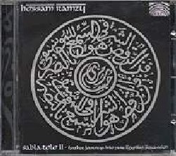 RAMZY HOSSAM :  SABLA TOLO II  (ARC)

Nato al Cairo, l'ambasciatore musicale nel mondo dell'Egitto ha iniziato il suo rapporto con la musica a tre anni quando gli venne regalato il suo primo tamburo, una tabla egiziana: la sua passione ed il talento per le percussioni furono notate dalla sua famiglia che lo incoraggi a studiare musica con i migliori insegnanti del Cairo. Nel corso di lunghi soggiorni in Arabia Saudita ebbe modo di conoscere molte persone provenienti da varie trib beduine ed apprendere le ricche origini culturali della musica mediorientale. Lasciata l'Arabia a met degli anni '70 per trasferirsi a Londra, Hossam Ramzy ottenne immediatamente un grande successo come batterista jazz lavorando con rispettati musicisti come Andy Sheppard e Geoff Williams. Ben presto per Ramzy intraprese un percorso musicale a ritroso, tornando al primo amore, le percussioni egiziane ed i ritmi mediorientali ed incorporando questa esperienza alle sonorit occidentali per creare uno stile del tutto personale che possiamo apprezzare in centinaia di album dei pi importanti musicisti del pianeta. Anche responsabile in veste di produttore del successo di moltissimi album tra cui alcuni per Cheb Kaled e Gypsy Kings, nel 1994 Ramzy venne contattato dagli ex Led Zeppelin Jimmy Page e Robert Plant per la realizzazione dell'album reunion No Quarter Unledded e per la successiva tourne mondiale di due anni dei ritrovati Led Zeppelin. Ramzy  anche responsabile dei ritmi e delle percussioni di gran parte degli album di Peter Gabriel (tra cui Passion, Us e Up) ed ha collaborato alla realizzazione di dischi di Marc Almond, Joan Armatrading, Claudio Baglioni, Chick Corea, Pino Daniele, Boy George, Loreena McKennit, Luciano Pavarotti, Procol Harum, Rolling Stones... per citare in ordine alfabetico solo i nomi che compongono la punta dell'iceberg. Un vero mostro che da pi di vent'anni  unanimemente considerato il miglior percussionista al mondo e che in ogni album riesce a reinventare ritmi millenari. Due anni dopo lo straordinario successo di Sabla Tolo, un magico viaggio nel mondo delle percussioni egiziane, una trascinante macchina del ritmo che lascia assolutamente senza fiato che  uno dei pi consolidati best seller di world music dedicato alle percussioni, il sultano dello swing propone un travolgente follow-up che far la gioia non solo delle bellydancers, sue accanite fan, ma di chiunque sia appassionato di musica orientale o di percussioni. Il ricco booklet contiene esaustive note biografiche oltre a preziose informazioni su ciascun brano e la trascrizione dei nomi, dei tempi e delle battute di tutti i ritmi di tutte le registrazioni, diventando cos una vera e propria bibbia del percussionista che potr selezionare ed imparare a distinguere ed eseguire decine di ritmi tradizionali egiziani. Immancabile best seller.