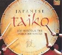 HIROTA JOJI :  JAPANESE TAIKO  (ARC)

L'imponente tuono dei grandi tamburi taiko crea ritmi intricati ed affascinanti riuscendo a sviluppare vere melodie utilizzando percussioni di diversa grandezza: uno spettacolo mozzafiato che ricorda una delle pi antiche tradizioni musicali dell'arcipelago giapponese. I gong ed i grandi tamburi rituali taiko erano gi diffusi nelle isole gi nel VI secolo, considerato l'anno zero per la musica giapponese che a partire da questo periodo inizia a svilupparsi grazie agli influssi della musica di corte coreana che uno sconosciuto musicista coreano aveva fatto conoscere in Giappone. Le percussioni taiko fanno parte della tradizione da migliaia di anni e sono uno strumento essenziale per accompagnare le celebrazioni religiose e le principali cerimonie. Japanese Taiko propone l'incessante ritmo dei tamburi rituali di Joji Hirota e dei suoi percussionisti:un'esperienza musicale davvero straordinaria arricchita da un libretto con esaustive informazioni sui tamburi taiko e su ciascuna registrazione, oltre a note biografiche e fotografie a colori dei musicisti e dei diversi strumenti. Best seller.