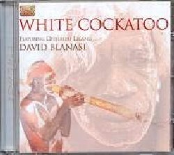 BLANASI DAVID :  WHITE COCKATOO  (ARC)

Un'incisione davvero storica che presenta il leggendario interprete del didjeridu David Blanasi che, insieme alla sua ensemble White Cockatoo, proviene dalla regione Western Harnhem Land nei territori del nord dell'Australia. Gli artisti del gruppo sono anziani aborigeni di diverse etnie che condividono la medesima situazione sociale e che sono legati per l'amore delle tradizioni e della cultura del popolo che abita da millenni il continente australiano. I White Cockatoo hanno suonato ovunque in Australia ed in molti paesi stranieri, noti e riveriti per il loro ampio repertorio di antiche canzoni cerimoniali: come nella tradizione aborigena le loro musiche infatti, nonostante la prominenza del didjeridu, prevedono la presenza di un vocalista che con le sue canzoni decide il tipo di accompagnamento di volta in volta creato dai musicisti. David Blanasi  uno degli anziani pi importanti dei territori del nord dell'Australia: dopo la morte nel 1998 di Djoli Laiwanga (il Cockatoo nero), in osservanza delle leggi tribali, David Blanasi (il Cockatoo bianco) insieme a pochi altri musicisti  diventato l'erede ed il testimone di una delle pi antiche ed ininterrotte tradizioni musicali dell'intero pianeta. Le registrazioni di White Cockatoo sono arricchite da un prezioso booklet con esaustive informazioni e splendide foto a colori dell'ensemble.