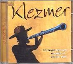 FROM BOTH ENDS OF THE EARTH :  KLEZMER  (ARC)

mid-price - From Both Ends of the Earth nasce come trio composto da noti musicisti canadesi: il contrabbassista Daniel Koulack proveniente dalla klezmer band Finjan, il pianista e compositore jazz Merilyn Lerner e il clarinettista russo Sasha Boychouk. Dopo una serie di fortunati concerti a Winnipeg in Canada, il gruppo decide di accogliere due nuovi membri, esperti conoscitori di musica moderna e cultura yiddish: il vocalista David Wall e il percussionista Rick Lazar. Quello che si crea  un quintetto esplosivo, capace di trarre il meglio dalle varie esperienze musicali dei singoli artisti e dar vita a delle melodie che sono un geniale mix di jazz, folk, musica klezmer e ucraina. Klezmer  un album che affonda le radici nel passato, quando la musica klezmer, variopinta miscela di diversi stili ed influenze etniche, era usata come colonna sonora di tutte le principali celebrazioni in sinagoga e per festeggiare matrimoni e circoncisioni. Klezmer rappresenta la tensione tra questa antica tradizione tramandata per secoli di generazione in generazione e l'innovazione frutto della creativit dei musicisti della band: gli artisti di From Both Ends of the Earth fanno riferimento alla ricca tradizione klezmer interpretandola attraverso la loro profonda sensibilit per farla rivivere nel presente, ma in una forma del tutto nuova. Il risultato  un album ideale per scoprire le vibranti ed elettriche sonorit che caratterizzano la musica degli ebrei dell'Europa dell'Est e per conoscere le suggestive ed innovative soluzioni musicali proposte dagli artisti di From Both Ends of the Earth. 