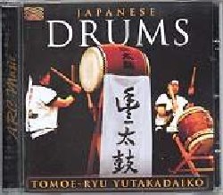 TOMOE-RYU YUTAKADAIKO :  JAPANESE DRUMS  (ARC)

Nei tempi pi antichi, in tutto il mondo, i tamburi erano usati come mezzo di comunicazione per lunghe distanze e come accompagnamento per le celebrazioni rituali. La storia del taiko, il tamburo rituale giapponese,  vecchia come il tempo. Oltre ai reperti archeologici che testimoniano la sua presenza sin dall'antichit, si sa per certo che nel 752, nel corso di una cerimonia in onore del Buddha nel tempio di Nara in Giappone, molti suonatori arrivarono da tutta l'Asia per unirsi alla celebrazione: i taiko utilizzati in quell'occasione sono stati infatti conservati fino ai nostri giorni... Il gruppo di percussionisti Tomoe-Ryu Yutakadaiko, nato nel 1992, ha gi conquistato numerosi premi e si  esibito nei principali festival nazionali con occasionali concerti all'estero, in Canada ed in Germania. Japanese Drums  un album di vibranti percussioni kodo che danno vita ad emozionanti ritmi che presentano i principali stili del vasto repertorio della tradizione rituale percussiva giapponese.