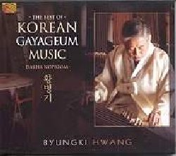 HWANG BYUNGKI :  THE BEST OF KOREAN GAYAGEUM MUSIC - DARHA NOPIGOM  (ARC)

Quando si parla di gugak, la musica nazionale coreana, il nome di Byungki Hwang  il primo a venire in mente. Il gugak comprende due stili tradizionali: la musica direttamente ereditata dal passato e quella moderna composta per strumenti tradizionali. In ambo i casi il talento di Hwang resta insuperato, essendo l'unico musicista vivente ad aver sviluppato, insegnato e pubblicato la sua personale interpretazione del solo strumentale sanjo (un tipo di musica molto simile al raga indiano in quanto si suppone che l'esecutore improvvisi sia nella modalit melodica che in quella ritmica), mentre le sue composizioni sono parte integrante del repertorio di qualsiasi musicista di cetra gayageum. La figura di questo geniale compositore ed interprete  caratterizzata da grandi paradossi che ne hanno fatto un mito: se da una parte Hwang preserva e custodisce la tradizione del proprio paese, dall'altro la rinnova creando il primo assolo per gayageum. Secondo l'artista coreano la figura del compositore non  presente nella musica tradizionale coreana dove la creativit ha assunto la forma di un'improvvisazione controllata: il concetto di compositore inteso come individuo che crea un pezzo d'arte  un'eredit musica occidentale, alla quale Hwang si sente molto legato, tanto da comporre utilizzando la scrittura occidentale. Il risultato  una musica senza gli accompagnamenti armonici adottati da gran parte dei compositori asiatici e che, pur muovendosi al di fuori del vocabolario della tradizione coreana, viene riconosciuta come specchio di questo paese: melodie innovative che diventano subito intramontabili classici. Scritto ed interpretato da Byungki Hwang The Best of Korean Gayageum Music - Darha Nopigom  un album incantevole, dove le percussioni janggu accompagnano le meravigliose melodie del gayageum, una cetra a 12 corde, le cui corde sono tese su un insieme di ponticelli mobili chiamati anjok che significa zampe di oca selvatica a causa della loro strana forma. E' praticamente impossibile cercare di spiegare i sorprendenti paradossi che caratterizzano la vita e la musica di Byungki Hwang: come insegna il buddismo zen, l'unica cosa da fare  meditare. The Best of Korean Gayageum Music - Darha Nopigom, con un interessante libretto ricco di informazioni sul compositore e sulla musica coreana,  l'occasione ideale per un intenso viaggio alla scoperta dell'affascinante personalit di questo interprete e delle sonorit tradizionali della penisola coreana.