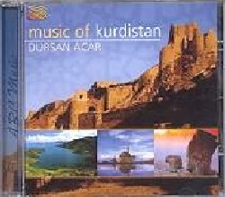 ACAR DURSAN :  MUSIC OF KURDISTAN  (ARC)

mid-price - Dursan Acar  nato in un piccolo villaggio curdo all'interno della Turchia ed a quattordici anni ha iniziato a suonare il baglama (tradizionale liuto turco caratterizzato da un lungo manico). Essendo molto povero Acar non poteva comprarsi uno strumento per esercitarsi: il suo primo baglama gli fu regalato a vent'anni da uno zio. Nel 1988 il musicista si trasfer in Australia come rifugiato: nella sua nuova patria  considerato il musicista pi importante della comunit curda. Music of Kurdistan propone brani che sono stati tramandati segretamente di generazione in generazione nelle comunit curde della zona mediorientale, dove la diffusione della propria cultura era proibita e punita con pene severe. Pur non avendo uno stato (il territorio curdo  infatti suddiviso tra Turchia, Iran, Iraq e Siria) proprio i Curdi hanno tenacemente mantenuto la propria identit culturale senza mai assimilare la cultura islamica circostante. I temi fondamentali delle canzoni curde sono l'amore ed il dolore e le forme ritmiche sono basate su metri poetici che creano una complessa relazione tra poesia e ritmi musicali all'interno di una struttura che pu essere paragonata ad un grande mosiaco. Gli strumenti utilizzati nella musica curda sono pochi e comprendono tanbur (liuto pi piccolo del baglama), dola o dawul (tamburo a due teste) oltre a strumenti a fiato come zurna (oboe), duzele (clarinetto) e nay (il tradizionale lungo flauto di bamb turco). Da quando i Curdi non possono promuovere la propria cultura, alcuni di questi strumenti sono stati proibiti ed  per questo che nelle sue interpretazioni Dursan Acar non suona il tanbur curdo, ma il pi accettato baglama. Music of Kurdistan propone le melodie semplici e meravigliose di strumenti tradizionali del Kurdistan abbinate alle pi moderne sonorit di tastiere, basso e percussioni, con parti vocali evocative e molto emozionanti.