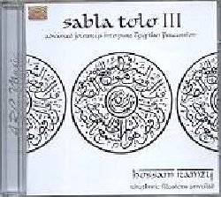 RAMZY HOSSAM :  SABLA TOLO III  (ARC)

Hossam Ramzy, l'ambasciatore del ritmo egiziano nel mondo,  nato al Cairo ed ha scoperto la sua passione per la musica quando, a tre anni, gli fu regalata la sua prima tabla, il tradizionale tamburo locale. Nel corso del tempo questo sensibile polistrumentista si  costruito una carriera ricca di successi, fondata sul suo straordinario talento e supportata da anni di studi ed approfondimenti sulla cultura musicale mediorientale. Dopo una parentesi londinese che lo ha avvicinato al jazz, Ramzy torna ad occuparsi della sua vera ed unica passione, i caldi ritmi delle percussioni egiziane, mescolandoli alle sonorit occidentali e creando uno stile personale che lo ha reso famoso in tutto il mondo. Universalmente apprezzato per la sua inimitabile capacit di trasformare in note lo spirito del medioriente, Ramzy vanta collaborazioni con grandi interpreti come Andy Sheppard, Geoff Williams, Peter Gabriel, Joan Armatrading, Chick Corea, Claudio Baglioni, Luciano Pavarotti, oltre agli ex Led Zeppelin Robert Plant e Jimmy Page. Dopo l'enorme successo riscosso da Sabla Tolo e Sabla Tolo II, Ramzy propone un nuovo viaggio nel mondo delle percussioni egiziane. Sabla Tolo III contiene composizioni inedite per tabla egiziana e meravigliosi assolo di percussioni, offrendo un'ampia variet di ritmi che trasportano chi ascolta in un appassionante viaggio all'interno della vasta area mediorientale, fino al Marocco. Sottotitolato Advanced Journeys into Pure Egyptian Percussion - Rhythmic Illusions Unveiled, Sabla Tolo III  un album che gli appassionati di danza del ventre non possono davvero lasciarsi scappare: i ritmi effervescenti delle percussioni invitano a lasciare il corpo libero di esprimersi. Il libretto dell'album contiene esaustive note biografiche oltre alla trascrizione dei tempi e delle battute di tutte le registrazioni per svelare all'ascoltatore tutte le possibili illusioni ritmiche, permettendogli di comprendere appieno la magia della musica.