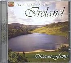 FAHY KIERAN :  HAUNTING SLOW AIRS FROM IRELAND  (ARC)

mid-price - Fu grazie ad un concerto dei leggendari Chieftains che Kieran Fahy inizi ad apprezzare la musica tradizionale irlandese e decise di prendere lezioni di violino: aveva solo otto anni, ma sapeva con certezza che da grande sarebbe diventato un musicista professionista. Con il passare degli anni il giovane Fahy divenne un esperto violinista, capace di interpretare con la stessa intensit brani lenti e melanconici della tradizione irlandese, ma anche quelli pi vivaci e ritmati. Haunting Slow Airs from Ireland propone dolci assolo di violino e brani in cui questo strumento viene affiancato da chitarra, fisarmonica, basso, violoncello, tastiere e bodhran. Il nuovo album di Kieran Fahy dedica ampio spazio a composizioni dal ritmo tranquillo, ma non manca di regalare anche alcuni splendidi esempi di appassionati reels. Haunting Slow Airs from Ireland  un viaggio in Irlanda alla riscoperta della musica dei Celti, per celebrare la ricca e variegata tradizione musicale dell'isola.