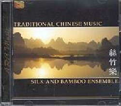 SILK AND BAMBOO ENSEMBLE :  TRADITIONAL CHINESE MUSIC  (ARC)

La musica tradizionale cinese sizhuyue (seta e bamb�) � stata cos� definita nel secolo VIII quando gli strumenti venivano classificati a seconda del loro materiale: seta (si), bamb� (zhu). L'ensemble Silk and Bamboo � una nota formazione cinese di strumenti a corda e a fiato, composta da eccellenti musicisti che hanno approfonditamente studiato la musica classica del proprio paese. Sin dal 1998 l'ensemble si � fatto conoscere anche in Europa, dove � spesso richiesto per colonne sonore di film e programmi televisivi. Traditional Chinese Music propone le ammalianti melodie di strumenti a corda come erhu, gaohu, pipa, sanxuan e yangqin oltre a quelle dei fiati tra i quali dizi, xiao, sheng e hulusi. La musica sizhuyue pu� assumere caratteristiche particolari a seconda della regione cinese di provenienza, ma � generalmente ornamentale e basata su melodie ridotte all'essenziale. Traditional Chinese Music, con un libretto contenente ricche informazioni sulla musica cinese e sul Silk and Bamboo Ensemble, � un album straordinario che offre all'ascoltatore interpretazioni impeccabili dal punto di vista tecnico ed indimenticabili per la loro vibrante grazia.