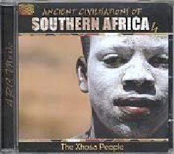 VARIOUS :  ANCIENT CIVILISATIONS OF SOUTHERN AFRICA 4 - THE XHOSA PEOPLE  (ARC)

mid-price - Il gruppo etnico Xhosa, originario dell'Africa meridionale,  diventato famoso anche in Europa grazie al grande impegno politico e sociale di uno dei suoi figli pi importanti, Nelson Mandela. Quando si parla del popolo Xhosa non si pu non pensare alla canzone tradizionale Qongqothwane, nota come Click Song per la presenza delle consonanti tipiche della lingua xhosa dal caratteristico inconfondibile suono, interpretata negli anni '50 dall'immortale Miriam Makeba. Ancient Civilisations of Southern Africa 4 - The Xhosa People  un progetto che  stato possibile realizzare grazie all'impegno di Blues Ntaka, importante musicista e cantante africano di origini xhosa che da anni lotta per ridare speranza al suo popolo attraverso l'arte. L'album propone alcune suggestive canzoni xhosa che raccontano vari aspetti della vita quotidiana e tradizionale come la grave piaga dell'apartheid, oggi ormai sconfitta, il matrimonio, la circoncisione, la caccia e molti altri ancora. Ancient Civilizations of Southern Africa 4 - The Xhosa People offre all'ascoltatore uno spettacolo unico fatto di canzoni a cappella, canti caratterizzati dalla tipica struttura caratterizzata da domanda e risposta e melodie di grande intensit, il tutto arricchito dalle gioiose grida e dal ritmato battito delle mani degli stessi interpreti.