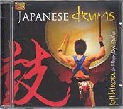 HIROTA JOJI :  JAPANESE DRUMS  (ARC)

Suonare le percussioni taiko  un'antica arte giapponese che affonda le radici nel teatro noh, nella musica sacra buddista e scintoista nonch nell'antica tradizione musicale popolare di questo paese. Eccellente compositore, polistrumentista e cantante, Joji Hirota  considerato uno dei pi geniali percussionisti taiko del mondo. Dopo aver brillantemente frequentato l'universit delle arti di Kyoto, Hirota si  affermato come musicista anche all'estero, facendosi apprezzare per le sue meravigliose interpretazioni insieme al suo gruppo Taiko Drummers. Japanese Drums  un album intenso, che trasmette la potente energia che scaturisce dalle gigantesche percussioni rituali giapponesi, sapientemente suonate da Joji Hirota. I brani presentati in questa nuova proposta sonora di casa Arc, sono delle vere e proprie sfide in quanto richiedono, da parte degli interpreti, una grande preparazione tecnica che pu essere ottenuta solo con ore ed ore di prove ininterrotte. Japanese Drums  un album affascinante ed intrigante, uno stupefacente caleidoscopio di suoni energici e vibranti che, pur mantenendo la grazia propria della musica taiko, rinnovano quest'arte infondendole nuova linfa vitale.