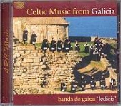 BANDA DE GAITAS LEDICIA :  CELTIC MUSIC FROM GALICIA  (ARC)

mid-price - La Banda de Gaitas Ledicia è composta da 30 membri e 15 alunni, tutti diretti da Hipolito Cabezas. La formazione è stata fondata circa dieci anni fa all'interno dell'associazione culturale Ledicia: oggi questi musicisti sono tra i più noti della regione, dove tengono concerti di musiche tradizionali della Galizia (Spagna del nord). Celtic Music from Galicia è un album dedicato alle vivaci sonorità delle cornamuse galiziane, testimoni ancora oggi della forte tradizione celtica che regna in questi splendidi luoghi. A rendere davvero interessante l'album della banda spagnola sono gli arrangiamenti: moderni e freschi, fatti utilizzanto violoncello, percussioni, chitarra e tastiere, strumenti non appartenenti alla tradizione tipica della regione. Celtic Music from Galicia è inoltre impreziosito da un libretto di 24 pagine ricco di foto ed interessanti commenti su ciascun pezzo presentato.