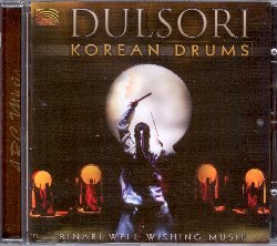 DULSORI :  KOREAN DRUMS - BINARI: WELL WISHING MUSIC  (ARC)

Il gruppo musicale coreano Dulsori  specializzato in ritmi coreani tradizionali. Dulsori, termine che significa 'battito della terra', ha portato lo stile percussivo coreano chiamato pungmul, ad un livello totalmente nuovo, facendolo conoscere anche all'estero e favorendo la creazione di festival per celebrarne gli artisti. In Korean Drums - Binari: Well Wishing Music il tuono esplosivo ed i ritmi avvincenti delle enormi percussioni kkwaenggwari, janggu, buk e jing, si alternano a melodie contemplative suonate con strumentazione tradizionale, il tutto interpretato con l'incontenibile energia della formazione Dulsori. Binari in coreano significa sperare: nella tradizione coreana la musica binari viene suonata durante l'apertura di qualche cerimonia religiosa o antico rituale ed  una celebrazione delle forze naturali affinch queste realizzino le speranze degli uomini. Korean Drums - Binari: Well Wishing Music  arricchito da un libretto con informazioni sugli interpreti, dettagliate descrizioni degli strumenti e foto a colori.