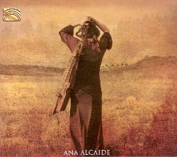 ALCAIDE ANA :  LA CANTIGA DEL FUEGO  (ARC)

Ana Alcaide si  ritagliata uno spazio importante come compositrice ed interprete giocando un ruolo pionieristico nell'introdurre e divulgare in Spagna la nyckelharp, strumento medievale ad arco della tradizione svedese, appartenente alla famiglia della ghironda e della viella il cui nome significa 'arpa a chiavi'. Nella creazione del suo ultimo album Cantiga del Fuego, la musicista spagnola si  lasciata ispirare dai lunghi viaggi degli ebrei sefarditi e dalla citt di Toledo dove, non a caso, la sua musica  chiamata 'la colonna sonora di Toledo'. Alla base delle composizioni c' dunque il viaggio inteso come cammino per conoscere il mondo e se stessi e non necessariamente per arrivare ad una destinazione precisa. La Cantiga del Fuego  un'armoniosa fusione di elementi spesso distanti tra loro che convivono nelle melodie, nel linguaggio e anche nella strumentazione che comprende nyckelharpa svedese, flauto turco ney, chitarra spagnola, clarinetto, mandola e naturalmente l'ammaliante voce di Ana Alcaide. L'album ha un libretto con esaustive informazioni sulla musicista ed ogni traccia del cd.