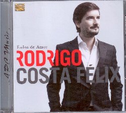 COSTA FELIX RODRIGO :  FADOS DE AMOR  (ARC)

Rodrigo Costa Felix  uno dei precursori della nuova generazione di fadisti, nonch erede della grande tradizione lisbonese di fado interpretato da vocalisti maschi. Cantante professionista sin dall'et di 17 anni, Rodrigo Costa Felix ha cantato in molte case del fado, ha tenuto concerti in Portogallo ed all'estero e ha partecipato ad alcuni dei pi significativi progetti musicali che ruotano attorno al mondo del fado come i tributi ad Amalia Rodrigues che si sono tenuti nel famoso Caf Luso e nell'imponente National Pantheon di Lisbona; lo spettacolo Sol y Luna - Flamenco y Fado della Compania de Danza Siglo XXI; lo show di Mario Pacheco Clube de Fado - A Musica e a Guitarra che ha avuto luogo al Queluz Palace di Lisbona nel giugno del 2005 dove ha diviso il palco con artisti come Mariza, Caman, Misia ed Ana Sofia Varela. Fados de Amor propone 15 splendidi brani, tra cui due originali dello stesso interprete e Amigo Aprendiz scritto da Tiago Bettencourt e considerato dalla rivista americana The Atlantic una delle pi belle ballate al mondo. I duetti sono un indiscutibile punto di forza dell'album: tra gli altri spiccano quello accattivante con la nota fadista Katia Guerriero in Morena e quello caldo ed espressivo con la cantante e compositrice angolana Aline Frazao in Fado Contigo. Fados de Amor racconta la storia del fado: quello che  stato, ma soprattutto quello che sta diventando attraverso le interpretazioni dei giovani e talentuosi cantanti della nuova generazione come Rodrigo Costa Felix.