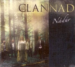 CLANNAD :  NADUR  (ARC)

I Clannad, lo storico gruppo irlandese considerato il pi importante in assoluto fra quelli dedicati alle sonorit tradizionali dell'isola, presenta Nadur, il nuovo album che ha segnato la riunificazione dei cinque componenti originali della band ossia i fratelli Moya, Ciaran e Pol Brennan e i loro zii Noel e Padraig Duggan. Dopo il primo loro album, Past Present del 1989, Pol aveva infatti lasciato il gruppo che nel frattempo pubblic l'album Landmarks che nel 1998 vinse un ambitissimo Grammy Award. Nel decennio successivo ci sono state solo rare apparizioni della formazione, finch nel 2011 i Clannad hanno tenuto un intimo concerto nella storica cattedrale di Dublino di Christ Church, al quale ha partecipato anche Pol Brennan. L'evento ebbe un successo tale che la serata fu documentata da un cd ed un dvd dal titolo Christ Church Cathedral. Fu in questa occasione che i musicisti pensarono ad un nuovo album accompagnato da un relativo tour in nord America ed Europa. Nadur  la naturale prosecuzione delle sonorit di Clannad che fin dagli anni '70 sono sempre state caratterizzate dalla fusione di tradizione e modernit, passato e futuro. L'album celebra una carriera ormai quarantennale con pi di 15 milioni di copie di dischi venduti, costellata da riconoscimenti come il premio Bafta - acronimo per British Academy of Film and Television Arts - per la colonna sonora della nota serie tv britannica Robin Hood. Il testo del brano TransAtlantic e le note informative del ricco libretto di Nadur sono state scritte dal poeta irlandese Colum McCann che, commentando l'album, dice che i Clannad sono stati capaci di prendere una realt locale e di darle una valenza universale. Nadur ha ricevuto inoltre parole d'apprezzamento anche da Bono degli U2 che riconosce ai Clannad la straordinaria capacit di ricordare agli Irlandesi chi sono, chi erano e chi possono diventare. Imperdibile best seller.