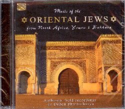 BHATTACHARYA DEBEN :  MUSIC OF THE ORIENTAL JEWS  (ARC)

Music of the Oriental Jews  un documento eccezionale registrato in Israele nel 1957 dall'etnomusicologo Deben Bhattacharya quando erano appena iniziati i massicci arrivi nella terra promessa di popoli provenienti da tutte le parti del mondo, portando con s i costumi, la lingua e la tradizione musicale dei paesi in cui avevano vissuto per generazioni. Music of the Oriental Jews  la storia della musica degli ebrei provenienti da Marocco, Algeria, Tunisia, Yemen e Bukhara. Eccellenti musicisti suonano strumenti tradizionali come oud (liuto arabo), qanun (cetra), darbuka (tamburo), chang (dulcimer uzbeco), kamancha (violino uzbeco), tambur (liuto) e doira (tamburo) offrendo sonorit sefardite in alcuni casi scomparse. Music of the Oriental Jews  un album fatto di influenze e contaminazioni, un arazzo sonoro multicolore che testimonia il lungo cammino percorso dagli ebrei nel loro continuo errare alla ricerca di un luogo in cui poter mettere radici.