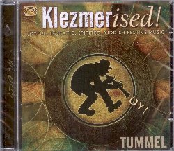 TUMMEL :  KLEZMERISED! OY!  (ARC)

mid-price - I Tummel sono uno strepitoso settetto klezmer svedese che ha ottenuto un grande successo, scatenando una schiera di fan sempre pi numerosi con i loro ritmi tumultuosi, divertenti, fantasiosi ed incessanti. Tummel significa rumore, disordine, commozione ed i sette musicisti svedesi sono tummler frizzanti ed irresistibili che interpretano, in modo assolutamente originale, melodie appartenenti alla tradizione klezmer e balcanica. Klezmerised! Oy! propone musica klezmer interpretata in modo anticonvenzionale da un settetto di musicisti veramente talentuosi, capaci di regalare all'ascoltatore un divertente mix di jazz, influenze mediorientali e turche oltre a evidenti richiami ai Klezmatics. Klezmerised! Oy!  un album da godere fino in fondo, impreziosito da un libretto con interessanti informazioni biografiche e note informative su ciascun brano proposto.