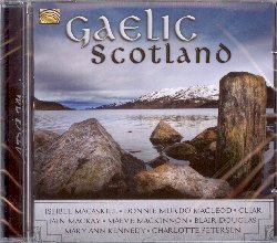 VARIOUS :  GAELIC SCOTLAND  (ARC)

Gaelic Scotland propone le suggestive interpretazioni di alcuni dei migliori artisti e gruppi celtici del momento come Ishbel MacAskill e Ian MacKay dall'isola di Lewis; Cliar, band di raffinati giovani cantanti e musicisti; Donnie Murdo MacLeod da Stornoway, vincitore di vari premi e definito uno dei migliori vocalisti celtici tradizionali; Maeve MacKinnon dall'isola di Barra e tanti altri ancora. Con una ricca strumentazione che comprende violino, cornamusa, arpa celtica, chitarra, dulcimer, whistle, flauto e percussioni, Gaelic Scotland  la quintessenza del cuore celtico della Scozia. L'album comprende un libretto con i testi delle canzoni in gaelico con la relativa traduzione in inglese e tedesco, oltre a note informative sugli interpreti.