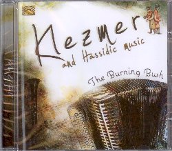 THE BURNING BUSH :  KLEZMER AND HASSIDIC MUSIC  (ARC)

mid-price - Formato dalla cantante Lucie Skeaping quando le fu commissionato un programma per la BBC in occasione del quinto centenario dell'espulsione degli ebrei dalla Spagna, il gruppo The Burning Bush  uno dei maggiori ensemble contemporanei di musiche ebraiche. Klezmer and Hassidic Music  un eccellente album di musica ebraica eseguita con strumenti tradizionali come violino, viola, fisarmonica, tromba, contrabbasso e dulcimer sovrastati dal clarinetto che prevale su tutti gli altri per la maestria con cui  suonato. Le musiche dell'album provengono dal repertorio dei klezmorim (musicisti klezmer), band itineranti che, fino al 1939, suonavano in occasione di matrimoni e cerimonie pubbliche nell'est Europa. La track listing di Klezmer and Hassidic Music propone ritmi da ballo e canzoni popolari della vasta zona che dal Mar Baltico finisce nel Mar Nero in cui forti sono le influenze rumene, ucraine, polacche, russe, greche, turche e ungheresi, oltre ad alcuni brani interpretati invece nell'autentico stile degli ebrei emigrati in America negli anni '20.