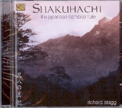 STAGG RICHARD :  SHAKUHACHI - THE JAPANESE BAMBOO FLUTE  (ARC)

Richard Stagg  un flautista professionista che suona lo shakuhachi da oltre vent'anni. Il musicista ha iniziato a suonare da autodidatta, ma successivamente ha avuto la possibilit di seguire i corsi del maestro Yoshikazu Iwamoto, fino a diventare lui stesso insegnante, costruttore ed accordatore di flauto shakuhachi. Questo strumento  un flauto di bamb con quattro fori davanti ed uno, per il pollice, sul retro: nonostante il ridotto numero di aperture lo shakuhachi riesce a creare innumerevoli possibilit tonali. Shakuhachi - The Japanese Bamboo Flute propone la ricchezza di colori di shakuhachi, shakuroku e nishaku-issun, tre flauti in bamb di diverse lunghezze. Shakuhachi - The Japanese Bamboo Flute  un viaggio nelle suggestive e meditative atmosfere giapponesi, in compagnia di un musicista che  attualmente considerato uno dei pi importanti interpreti occidentali dello strumento tradizionale giapponese.