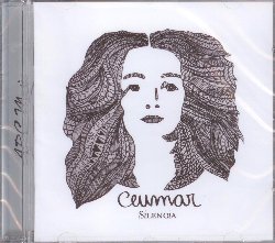 CEUMAR :  SILENCIA  (ARC)

Ceumar, cantautrice brasiliana il cui nome  formato dai termini 'ceu' paradiso e 'mar' mare, propone Silencia, il suo nuovo album che riunisce alcuni suoi originali ed alcune cover di brani di eccellenti musicisti brasiliani. Silencia  stato registrato live nello studio Na Cena, a Sao Paulo, in Brasile, tra il 16 ed il 20 dicembre del 2013, senza l'utilizzo di sovraincisioni, in modo da essere una registrazione acustica che cattura la voce e le melodie di Ceumar esattamente nel momento in cui le tracce sono state interpretate. Poetica e delicata, Ceumar evoca con la sua voce cristallina, un mare di sentimenti e ricordi, cantando il desiderio, la nostalgia e la saudade, i temi dominanti della musica della sua terra.