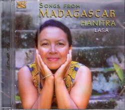 HANITRA :  SONGS FROM MADAGASCAR - LASA  (ARC)

Hanitra Ranaivo  nata in Madagascar ed  la cantante pi amata del proprio paese, unartista che  tuttavia riuscita a superare i confini della sua splendida isola tanto da imporsi nella Top 40 della classifica americana dedicata alla musica africana e da essere eletta migliore artista dellanno al Jazz and World Music Festival di Vannes, Francia, nel 2000. Dopo essersi trasferita in Francia dove rimase per diversi anni a suonare con il suo gruppo Lolo Sy Ny, nel 1997 Hanitra  ritornata a sorpresa in Madagascar, dove fu accolta come una vera e propria star. Songs from Madagascar  Lasa propone il repertorio dellartista che comprende brani tradizionali ed altri moderni, con liriche che parlano del bisogno di partire, delle famiglie di pescatori, della ribellione delle donne e delle danze tradizionali dei vari villaggi, con laggiunta di un toccante omaggio alla cantautrice americana Lhasa De Sela. Con la voce profonda e sensuale di Hanitra Songs from Madagascar  Lasa trasporta lascoltatore in un viaggio alla scoperta dellisola africana, della sua selvaggia bellezza che sa di spezie e di palissandro. Lalbum  accompagnato da un libretto con le liriche delle canzoni in lingua malgascia.