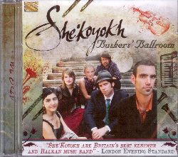 SHE'KOYOKH :  BUSKERS' BALLROOM  (ARC)

Shekoyokh  il nome dellensemble klezmer londinese nato nel 2001 e vincitore di prestigiosi riconoscimenti internazionali. Dalla strada ai palcoscenici pi importanti del mondo, questo gruppo di fama internazionale, considerato il miglior gruppo inglese di klezmer e musica balcanica, ha creato sonorit che prendono vita dal colorato crogiuolo fatto da musica ebraica, balcanica, turca e gypsy. Con uninvidiabile carriera costruita nei teatri e club pi esclusivi di Londra, oggi gli Shekoyokh sono spesso ospiti dallemittente televisiva BBC dove hanno la possibilit di far conoscere il loro straordinario talento musicale ad un pubblico sempre pi vasto. Vincitori nel 2006 del noto Festival di musica ebraica dei Paesi Bassi, lensemble inglese presenta Buskers Ballroom, album composto da virtuosi assolo, composizioni gioiose ed arrangiamenti innovativi di musica tradizionale ebraica. Basato su fonti originali yiddish, Buskers Ballroom d voce alla preziosa ricchezza stilistica della tradizione musicale dellEuropa orientale. Lalbum  inoltre dotato di un libretto contenente utili informazioni su tutti i componenti della band, oltre ad alcune brevi informazioni su ciascun brano proposto.