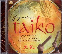 HIROTA JOJI :  JAPANESE TAIKO  (ARC)

La prolifica carriera di Joji Hirota comprende 16 pubblicazioni e pi di trent'anni di lavoro, durante i quali il musicista ha intessuto dinamici arazzi sonori fatti di ritmo e melodie ammalianti con temi come la natura e la bellezza della vita quotidiana. Dopo aver ricevuto un encomio dall'ambasciata giapponese del Regno Unito nel 2003 per il suo contributo alla cultura giapponese oltremare, Hirota ha sempre continuato a lavorare ad un vasto numero di progetti tra cui il tour concert Beyond The Requiem con la London Metropolitan Orchestra con cui ha dato un aiuto economico alle popolazioni giapponesi colpite dall'immane terremoto nel 2011. Japanese Taiko propone i ritmi intricati ed affascinanti creati utilizzando tamburi taiko di varie dimensioni, suonati da Joji Hirota e dagli eccellenti musicisti della formazione London Taiko Drummers. Lo spettacolo  mozzafiato: le grandiose percussioni taiko ed i mistici gong danno vita ad un concerto ipnotizzante che entra nell'anima e la purifica. Japanese Taiko  molto pi di un album:  un'esperienza interiore.