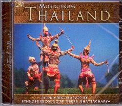 BHATTACHARYA DEBEN :  MUSIC FROM THAILAND  (ARC)

La cultura musicale thailandese  composta essenzialmente da due elementi: le canzoni e le danze popolari che appartengono alla tradizione dei vari villaggi e la complessa orchestra piphat, pi vicina all'elite del paese, che si trova sia nelle realt rurali che in quelle urbane. La musica del villaggio  melodica, con canzoni e danze accompagnate da strumenti a corda, tamburi e percussioni metalliche che danno il ritmo. L'orchestra piphat utilizza invece quasi esclusivamente strumenti a percussione che appartengono alla famiglia dei metallofoni e degli xylofoni, oltre a gong, tamburi e cimbali. Music from Thailand  un prezioso documento che custodisce le storiche registrazioni live effettuate nel 1973 dal grande etnomusicologo Deben Bhattacharya (1921-2001). Attraverso bellissimi esempi di canti popolari e brani per piphat, Bhattacharya trasporta l'ascoltatore nel cuore del paese asiatico, facendogli respirare il suo innato e profondo misticismo. Con un prezioso libretto contenente dettagliate informazioni sulla cultura musicale thailandese, precise note relative a ciascun brano proposto e splendide foto a colori, Music from Thailand  un vero e proprio documento culturale.