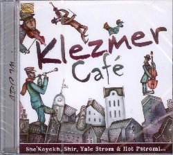 VARIOUS :  KLEZMER CAFE'  (ARC)

mid-price - La musica klezmer  caratterizzata da una particolare esuberanza malinconica che oscilla tra gioia e tristezza, con sonorit che fanno ridere e piangere allo stesso tempo. Il klezmer  un genere in continua evoluzione, proprio come i Klezmorim, i musicisti erranti che giravano tra gli shtetl dell'est europeo, esibendosi a matrimoni ed altre occasioni fino a quando, con lo spostamento della popolazione ebraica alla fine XIX secolo verso l'America, anche loro andarono oltre oceano, portando la propria musica a contatto con il jazz ed altri generi tipicamente occidentali. Per questa storia segnata dal cambiamento,  molto difficile indicare con esattezza cosa  oggi il klezmer: secondo Gustavo Bulgach della nota formazione Klezmer Juice il klezmer  come un maiale insaponato. Tutti cercano di prenderlo, ma ogni volta che qualcuno lo afferra, scivola via. Klezmer Caf  una bella selezione di brani klezmer suonati da alcuni dei migliori interpreti del genere come She'Koyokh, Shir, Yale Strom & Hot Pastrami, The Burning Bush, Klezmer Juice e molti altri ancora. Klezmer Caf  dotato di un libretto con interessanti informazioni sulla cultura musicale klezmer ed i vari interpreti che hanno preso parte al progetto.