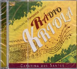 DOS SANTOS CATARINA :  RADIO KRIOLA - REFLECTIONS ON PORTUGUESE IDENTITY  (ARC)

Catarina Dos Santos  una cantante portoghese il cui stile consiste in un mix di suggestioni musicali angolane, capoverdiane, brasiliane e portoghesi. Sin da giovane incuriosita dai punti di contatto tra la musica della sua terra e quella africana, Catarina Dos Santos presenta Radio Kriola - Reflections on Portuguese Identity, album straordinariamente avvincente che racconta le somiglianze e le differenze tra queste due culture. Le canzoni sono storie piene di colori, ritmi e pensieri sull'identit portoghese che si  evoluta arricchendosi di stimoli provenienti da diverse culture. Con un libretto contenente preziose informazioni sull'artista ed i testi dei brani in lingua originale, Radio Kriola - Reflections on Portuguese Identity  un disco vibrante ed intenso che trasporta l'ascoltatore dall'oceano Atlantico al Mar Mediterraneo.