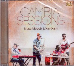 MBOOB MUSA & XAMXAM :  THE GAMBIA SESSIONS  (ARC)

Musa Mboob  un percussionista, cantante e ballerino nato a Serrekunda, in Gambia, che ora vive sulla costa meridionale dell'Inghilterra. Musa ha iniziato la sua carriera artistica insegnando recitazione, danza, canto e musica alla scuola tecnica superiore di Sukuta. Avendo ereditato da suo padre, il maestro percussionista Doudou Mboob, l'amore e la vocazione per la musica, oggi Musa  diventato un artista molto noto in Gambia ed Africa occidentale che vanta collaborazioni con Billy Bragg, African Express, Ifang Bondi, Roger Watson, Boka Halat e molti altri ancora. Fondatore del progetto HamHam Exchange and Knowledge, finanziato dal South East Arts Council, Musa ha scelto otto musicisti inglesi e li ha fatti esibire con quattro diverse trib gambiane: da questa collaborazione  nata la XamXam band. In The Gambia Sessions Musa Mboob e XamXam propongono all'ascoltatore una miscela perfetta di musica tradizionale dell'Africa occidentale con un tocco moderno. Sotto la guida del percussionista e vocalista gambiano, l'eccellente gruppo di musicisti africani ed inglesi regala all'ascoltatore un concerto indimenticabile, energico e tribale come l'anima africana. The Gambia Sessions  dotato di un libretto con interessanti informazioni sui musicisti e ciascun brano presentato.