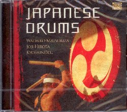 VARIOUS :  JAPANESE DRUMS  (ARC)

mid-price -  Japanese Drums  una meravigliosa rappresentazione sonora dell'unicit e della forza delle tipiche percussioni nipponiche. Storie di equipaggi di navi salvate da organizzati battiti sincronizzati, un pittoresco paesaggio sonoro fatto di onde marine, la pacifica gratitudine nei confronti dei propri cari e della natura, il raccolto invernale: tutte queste storie vengono evocate dalle enormi percussioni suonate da alcuni eccellenti musicisti come Wadaiko Matsuriza, Joji Hirota, Kyooshindo ed altri ancora. Tra le tecniche percussive che si possono apprezzare in Japanese Drums c' il cosiddetto 'purification drumming', modalit utilizzata nei templi buddisti prima, durante e dopo le cerimonie ed un particolare ritmo creato con le percussioni taiko che riproduce il suono dei samurai che arrivano in sella ai loro cavallo al galoppo. Japanese Drums  un viaggio alla scoperta del cuore pulsante del paese del Sol Levante.