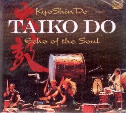 KYOSHINDO :  TAIKO DO - ECHO OF THE SOUL  (ARC)

Kyoshindo  una formazione italiana, nata nel 2004, specializzata in percussioni Taiko. I 7 membri del gruppo non sono solo eccellenti percussionisti, ma anche esperti karatechi il cui mentore  l'ex campione italiano Luciano Parisi. Impegnati nello studio delle arti tradizionali giapponesi, i Kyoshindo sono cresciuti con gli insegnamenti dei maestri di taiko Kurumaya Masaaki e Joji Hirota. Taiko Do - Echo of the Soul, il nuovo album della formazione,  stato prodotto da Joji Hirota che racconta di aver conosciuto il gruppo nel 2003 in occasione del suo concerto al Festival Musicale del Mediterraneo di Genova e di aver insegnato loro, nel corso di 10 anni, sia le tecniche tradizionali che quelle contemporanee di suonare questi maestosi tamburi. I Kyoshindo costruiscono i tamburi che suonano e vivono e si allenano nel loro dojo sui monti dell'Appenino ligure. Taiko Do - Echo of the Soul  un disco intenso che fonde la potenza pacifica delle percussioni rituali giapponesi e la grande capacit meditativa che  alla base del karate.