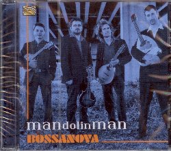 MANDOLINMAN :  BOSSANOVA  (ARC)

mid-price - Mandolinman  un quartetto nato nel 2011 e formato da Andries Boone (mandolino, mandola), Maarten Decombel (mandoloncello), Peter-Jan Daems (mandolino a 10 corde) e Dirk Naessens (mandolino). Fino ad oggi la formazione ha proposto al pubblico album dedicati alla tradizione musicale popolare fiamminga, ma con BossaNova il quartetto inizia una nuova avventura alla scoperta dell'affascinante panorama musicale brasiliano. Il disco proposto da casa Arc si apre con la celeberrima Aqua de Beber con le musiche di Antonio Carlos Jobim ed i testi di Vinicius de Moraes, un brano che, insieme a The Girl from Ipanema, meglio rappresenta la bossa nova. Il viaggio prosegue poi con Caramel di Suzanne Vega, Choromanda ispirato alla musica choro brasiliana, Ni Bossa Ni Tango che fonde bossa nova e tango e tanto altro ancora. Con il suono ammaliante dei loro strumenti a corda, i Mandolinman regalano al pubblico un viaggio molto speciale tra le splendide sonorit carioca.