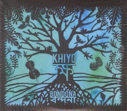 KHIYO :  BONDONA  (ARC)

I Khiyo sono una band britannico-bengalese con sede a Londra fondata dal cantante Sohini Alam e dal polistrumentista Oliver Weeks, nota per il suo stile unico nel fondere la musica tradizionale bengalese con le vibrazioni rock contemporanee. I selvaggi riff di chitarra elettrica di Weeks si uniscono energicamente alle note di archi, ottoni e tabla, il tutto esaltato dalla voce potente e affascinante di Sohini Alam. Bondona, il nuovo progetto della formazione, propone classici di Nazrul e Rabindra Sangeet, oltre a composizioni originali dei membri della formazione, tutti brani che onorano la bellezza della cultura e del patrimonio bengalesi. Bondona significa 'rendere omaggio' e Khiyo fa di tutto per garantire che le convenzioni musicali bengalesi siano onorate aggiungendo le proprie esperienze e influenze per creare qualcosa di nuovo, di fresco e di molto godibile.