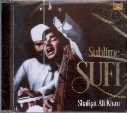 ALI KHAN SHAFQAT :  SUBLIME SUFI  (ARC)

mid-price - Grande interprete pakistano che propone nuove prospettive per le antiche sonorità sufi, Shafqat Ali Khan fa parte di un'importante famiglia di musicisti da undici generazioni che discende direttamente dall'imperatore Akbar Khan e dopo la recente scomparsa del padre Salamat Ali Khan, Shafqat è ora il principale esponente della tradizione Sham Chaurasi, uno stile di canto che ha le radici nel Punjab orientale ed è riconosciuto come una delle tradizioni musicali principali di India e Pakistan. Shafqat vanta un debutto musicale davvero molto precoce, a soli sette anni, mentre a dodici ha registrato il suo primo album per l'etichetta di Islamabad Folk Heritage. Nonostante la sua dedizione al repertorio tradizionale che lo ha portato a ricevere numerosi premi in India e Pakistan, Shafqat può vantare anche collaborazioni in ambito elettronico tra cui un acclamato progetto insieme al pioniere dell'ettronica professor David Wessel dell'università di Berkeley. Sublime Sufi propone una delle classiche forme musicali sufi, il ghazal, che vede il cantante assumere una prospettiva femminile ed invocare il ritorno del suo amore: questo struggente canto d'amore è in realtà una metafora per il desiderio dell'anima di connettersi al divino. Intensamente emozionale, l'espressione musicale sufi non è un quieto sottofondo per la meditazione, quanto piuttosto un'appassionata preghiera che sfocia nell'estasi. I tempi cambiano e così pure gli strumenti musicali, ma il sentimento di fondo rimane identico. L'attuale musica sufi usa strumenti tradizionali ed attuali per potersi più facilmente confrontare con l'audience occidentale: nel cuore tuttavia resta quella ricerca spirituale che da centinaia di anni rappresenta l'essenza della musica sufi.