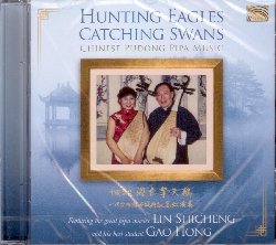 SHICHENG LIN / HONG GAO :  HUNTING EAGLES CATCHING SWANS - CHINESE PUDONG PIPA MUSIC  (ARC)

Il maestro di pipa (liuto cinese) Lin Schicheng e la sua migliore allieva Gao Hong presentano Hunting Eagles Catching Swans - Chinese Pudong Pipa Music, una registrazione davvero storica in quanto propone, tra gli altri anche un'interpretazione inedita del classico cinese Moonlight Over the Spring River. La tracklist dell'album propone una magnifica selezione di brani tradizionali cinesi in cui emerge tutto il virtuosismo alla pipa dei due musicisti. Ogni aspetto della registrazione del disco  stato curato con meticolosa attenzione da Lin Schicheng che si  assicurato che l'esecuzione di ogni singola nota fosse eseguita con precisione ed autenticit. Hunting Eagles Catching Swans - Chinese Pudong Pipa Music  un disco che racchiude il fascino della tradizione musicale classica cinese, interpretata per l'occasione dal grande maestro Schicheng e dalla sua eccellente pupilla Gao Hong con cui si  esibito pi volte.