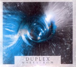 DUPLEX :  MAELSTROM  (ARC)

Duplex, rinomata formazione belga composta da Didier Laloy (fisarmonica diatonica) e Damien Chierici (violino), presenta il suo album di debutto intitolato Maelstrom, disco che unisce tradizionale e moderno in una miscela perfetta di suggestioni classiche, pop elettronico, world music e atmosfere cinematografiche. In questa occasione Laloy e Chierici hanno voluto al loro fianco il percussionista Oliver Cox e il tastierista Quentin Nguyen. Il risultato della loro unione creativa  Maelstrom, un diario di viaggio onirico e surreale che attinge da viaggi sia reali che immaginari e ispirato dalla letteratura europea, dalla cultura popolare e dalla ricca tradizione marinara belga. Questo itinerario sonoro intorno al mondo  paragonabile a Il giro del mondo in ottanta giorni di Jules Verne:  un ipnotico sogno a occhi aperti che attraversa il globo e il tempo in un viaggio anarchico fatto di nostalgia e scoperta che tocca paesi come Canada, Bulgaria e le citt di Londra e New York, prima di approdare finalmente su una spiaggia caraibica.