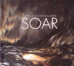 FINCH CATRIN / KEITA SECKOU :  SOAR  (ARC)

Dopo l'enorme successo del loro album di debutto Clychau Dibon del 2013, la straordinaria arpista gallese Catrin Finch e l'eccellente musicista senegalese di kora Seckou Keita, presentano al pubblico il loro atteso secondo album dal titolo Soar. L'album prende il volo sulle ali del falco pescatore, il magnifico rapace che, dopo secoli di assenza, ha ripreso la sua lunga migrazione dalle coste dell'Africa occidentale agli estuari del Galles, librandosi nei cieli come musica sui confini arbitrariamente stabiliti dall'uomo. Attingendo alle loro diverse tradizioni ed amalgamandole con incredibile sinergia, Finch e Keita hanno creato un disco affascinante, magnetico, complesso ed etereo che inevitabilmente colpisce per la sua struggente bellezza. Definiti nel 2014 dal Songlines Magazine la migliore collaborazione multiculturale dell'anno e nominati a due Bbc Radio folk Awards nello stesso anno come miglior duo e migliore traccia tradizionele per il brano Les Bras De Mer, Finch e Keita sono due musicisti straordinari che, quando si mettono insieme, sono capaci di regalare agli ascoltatori esperienze sonore davvero indimenticabili.